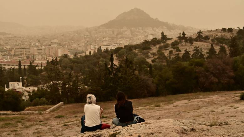 «Πέπλο» αφρικανικής σκόνης κάλυψε την Αθήνα - Χαμένη σε «ομίχλη» και η Κρήτη
