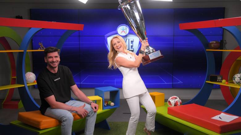 O Γιώργος Πετρέας με την κούπα του Πρωταθλητή στο ΟΠΑΠ Game Time