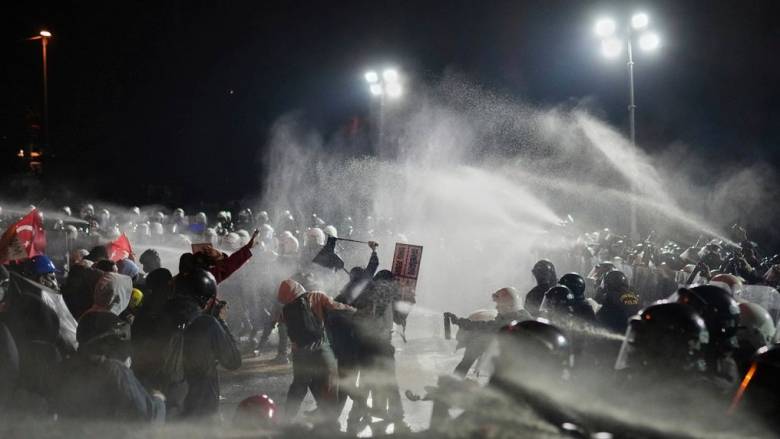 Τουρκία: Αφέθηκε ελεύθερος και επιστρέφει στη Στοκχόλμη Σουηδός δημοσιογράφος που είχε καταδικαστεί