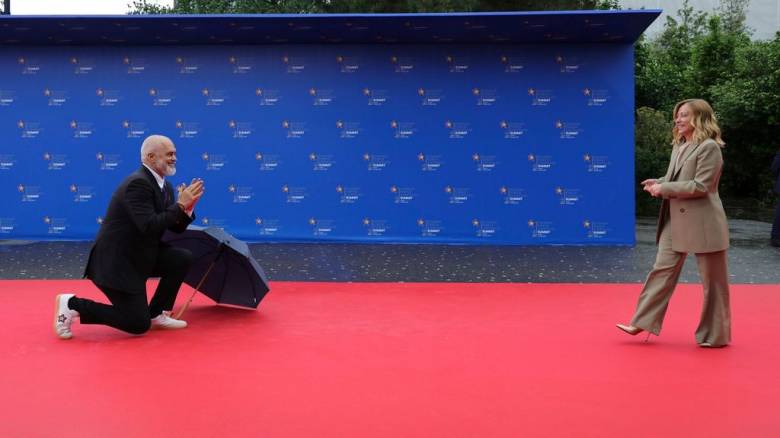 Ο Έντι Ράμα γονάτισε για να υποδεχθεί τη Τζόρτζια Μελόνι - Η έξυπνη απάντησή της