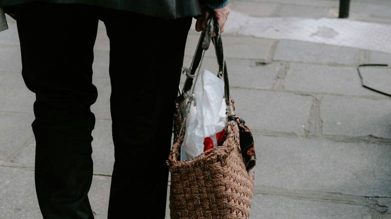 Κλοπή τσάντας: Πρακτικές συμβουλές της ΕΛ.ΑΣ. για την προστασία των πολιτών