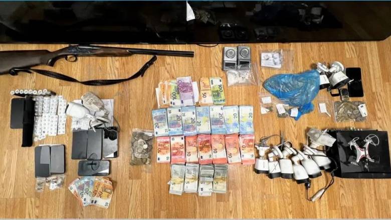 Αγία Βαρβάρα: Χειροπέδες σε οκτώ άτομα για κατοχή και διακίνηση ναρκωτικών