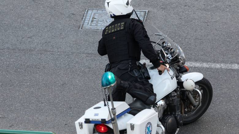 Φορτηγό προσέκρουσε σε κολόνα ρεύματος στο Κερατσίνι - Εκτροπές κυκλοφορίας