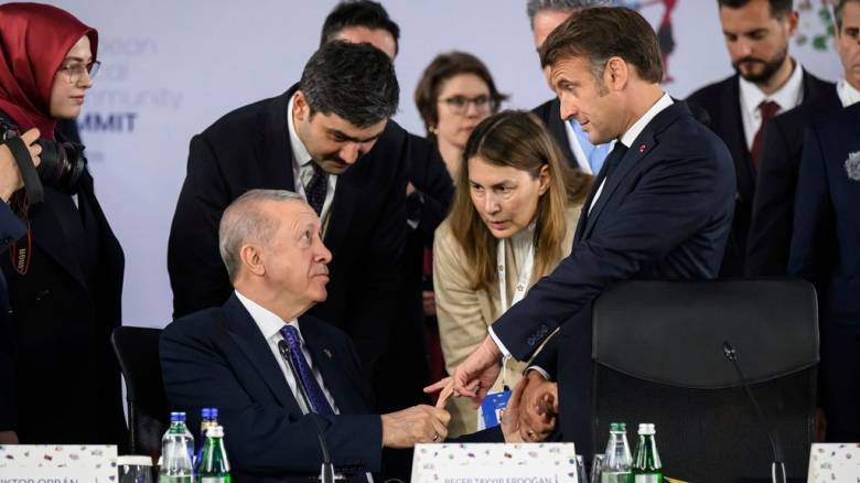 Όταν ο Ερντογάν κράτησε τον Μακρόν από το... μεσαίο δάχτυλο - Τι έκρυβε η αμήχανη χειραψία