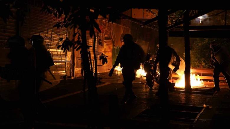 Βίντεο από την επίθεση κουκουλοφόρων στα Εξάρχεια - Το ανθρωποκυνηγητό με τα ΜΑΤ