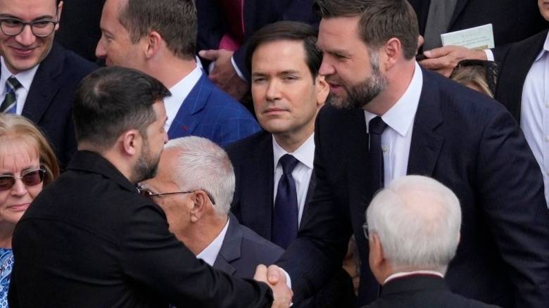 Την αυριανή επικοινωνία Τραμπ - Πούτιν συζήτησαν στη Ρώμη ο Βανς με τον Ζελένσκι