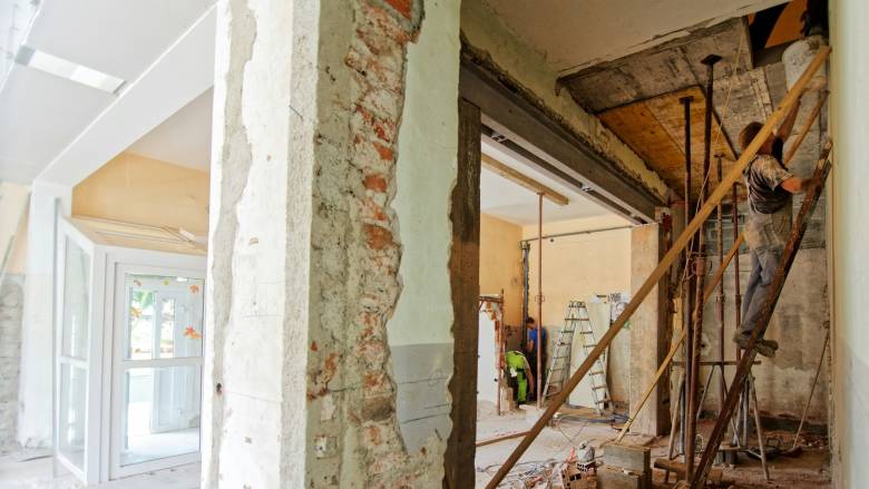 Ανακαινίσεις ακινήτων: Ποιοι επωφελούνται της έκπτωσης φόρου έως 16.000 ευρώ - Παραδείγματα