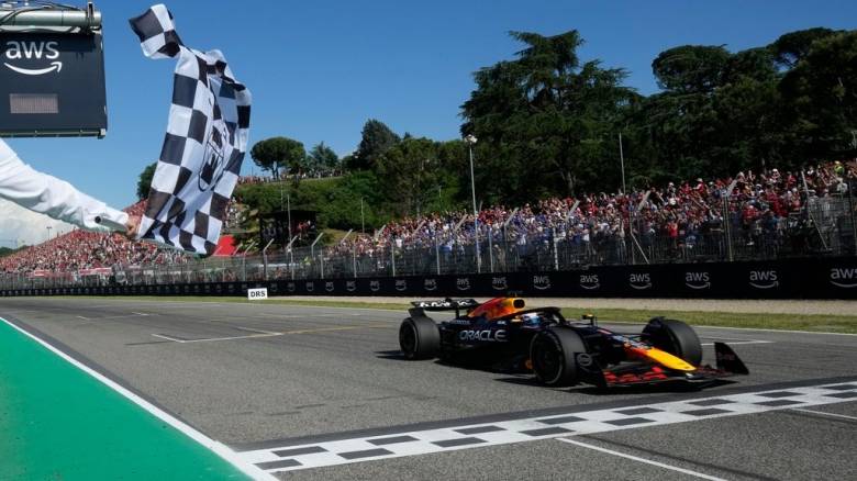 Θρίαμβος του Φερστάπεν στο συγκλονιστικό Γκραν Πρι της Formula 1 στην Ίμολα