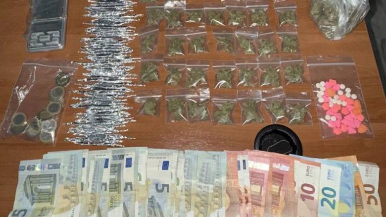 Άγιος Παντελεήμονας: Σύλληψη τριών αντρών για διακίνηση ναρκωτικών έξω από σχολικό συγκρότημα