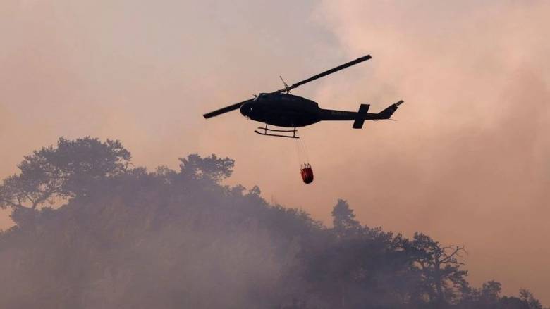 Μεγάλη κινητοποίηση της Πυροσβεστικής στη Ριτσώνα - Φωτιά καίει δασική έκταση