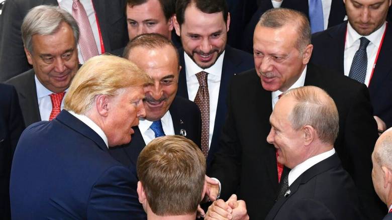 CNNi: «Μάχη» κορυφής για την εύνοια του Τραμπ ενόψει της συνομιλίας με τον Πούτιν για την Ουκρανία