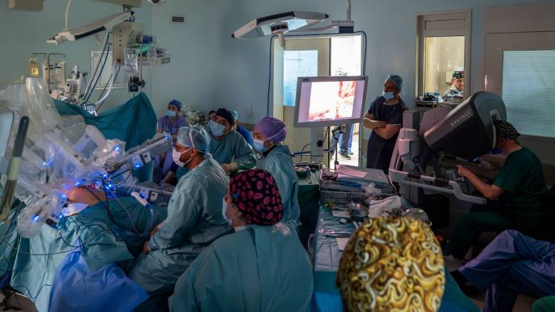 Μεταμόσχευση ήπατος από ζώντα δότη με χρήση ρομποτικού συστήματος σε δημόσιο νοσοκομείο   