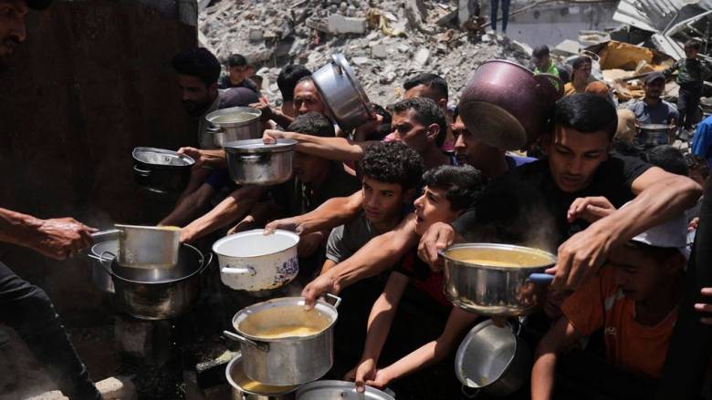 Ανθρωπιστική βοήθεια με το σταγονόμετρο  στη Γάζα - Με κυρώσεις απειλούν οι Ευρωπαίοι ηγέτες