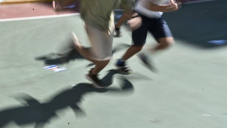 Γλυκά Νερά: Ανήλικοι ξυλοκόπησαν άγρια 48χρονο και τον έστειλαν στην Εντατική