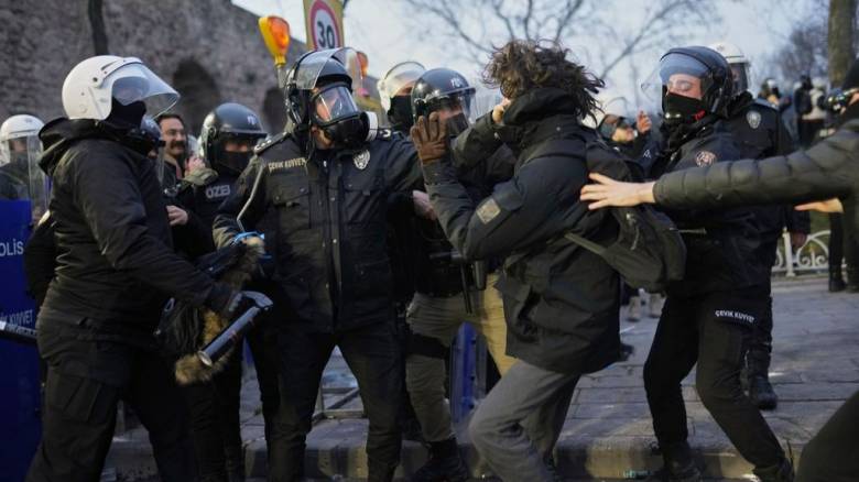 Τουρκία: Η αστυνομία συνέλαβε 18 εργαζομένους στον δήμο της Κωνσταντινούπολης