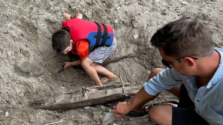 Οκτάχρονος που έπαιζε με ανιχνευτή μετάλλων εντόπισε θαμμένο ναυάγιο 200 ετών