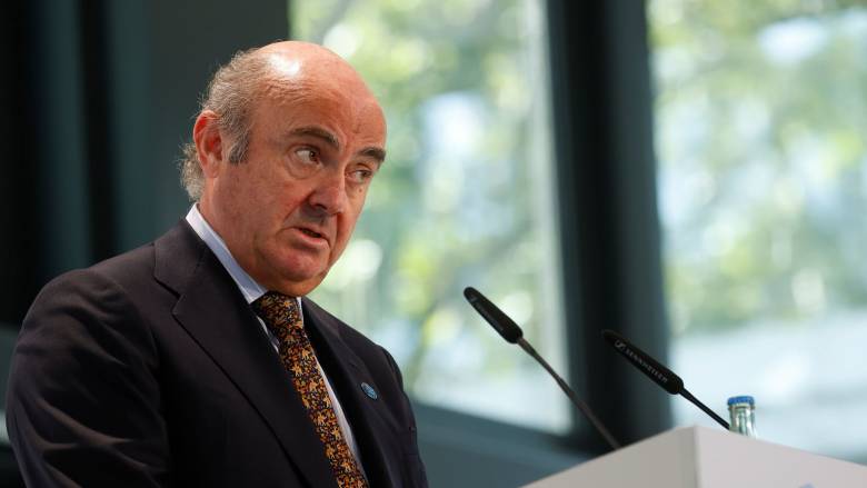 Λουίς ντε Γκίντος (ΕΚΤ): «Καμπανάκι» για το ευρώ - Έχει επωφεληθεί από την πτώση του δολαρίου