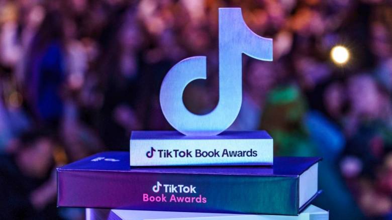 Booktok & Bookstagram: Πώς τα social media «ξαναγράφουν» τον τρόπο που διαβάζουμε
