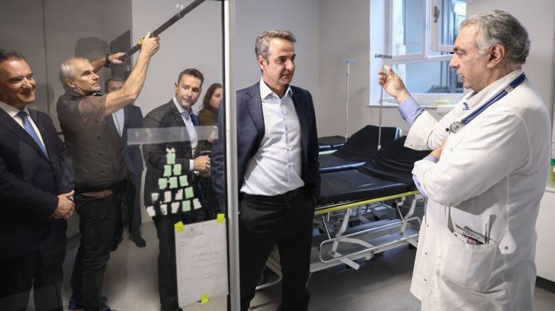 Επίσκεψη Μητσοτάκη στον Ευαγγελισμό: Ενημερώθηκε για το «βραχιολάκι» στο ΤΕΠ - Τι είπε με νοσηλευτές