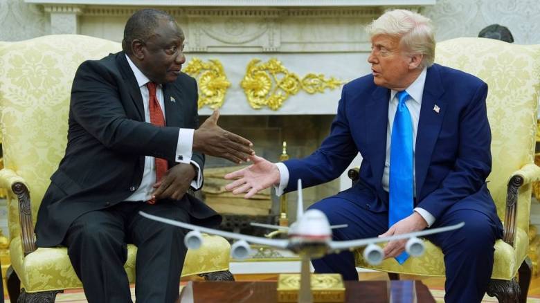 Ένταση στη συνάντηση Τραμπ με τον Νοτιοαφρικανό πρόεδρο για τη «γενοκτονία των λευκών»