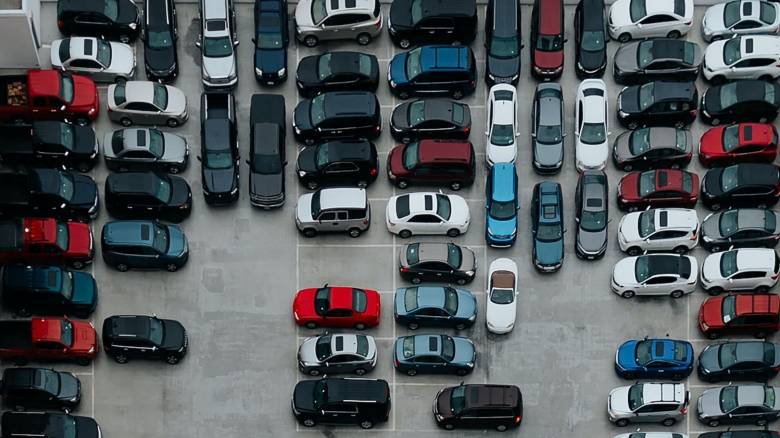 Οχήματα σε ακινησία: Τα τσουχτερά πρόστιμα σε όσους παρανομούν