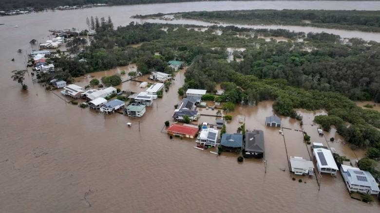 Ένας νεκρός, 50.000 εγκλωβισμένοι από τις πλημμύρες στην ανατολική Αυστραλία