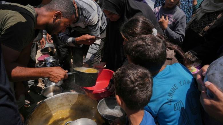 Με το «σταγονόμετρο» η βοήθεια στη Γάζα: Χαλαρώνει το μπλόκο το Ισραήλ μετά τις διεθνείς πιέσεις