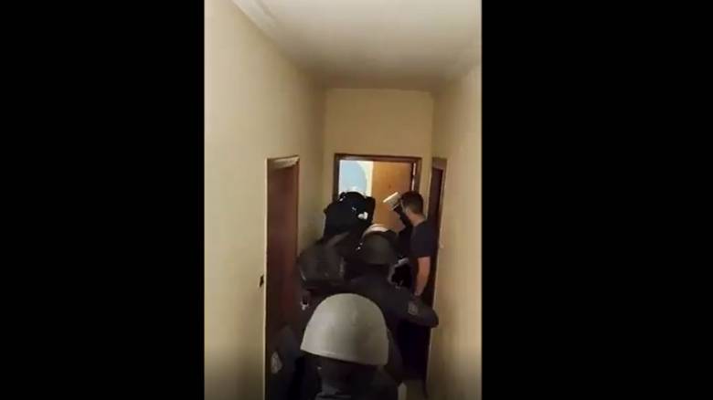 Βίντεο από την έφοδο πάνοπλων αστυνομικών στα κρυσφήγετα του κυκλώματος διακίνησης μεταναστών