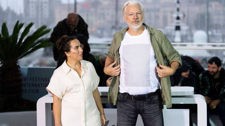 Το μήνυμα του Ασάνζ στις Κάννες για τη Γάζα - Φόρεσε μπλούζα με τα ονόματα 4.986 νεκρών παιδιών