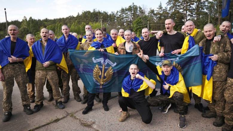 Οι πρώτες εικόνες από την ανταλλαγή αιχμαλώτων Ρωσίας και Ουκρανίας - Η ανάρτηση Ζελένσκι