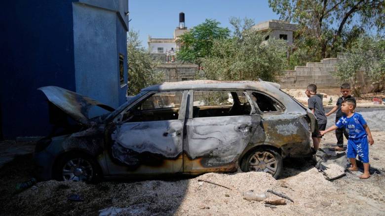 Ισραηλινοί έποικοι πυρπόλησαν αυτοκίνητα και σπίτια Παλαιστινίων στη Δυτική Όχθη