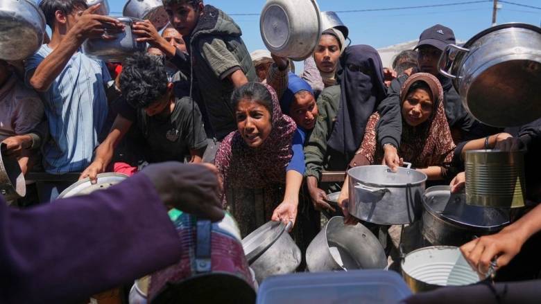 Σχέδιο πέντε σταδίων ΟΗΕ για βοήθεια στη Γάζα - «Μάχη» για ένα κομμάτι ψωμί εν μέσω βομβαρδισμών