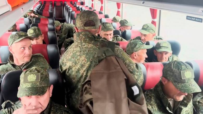 Νέα ανταλλαγή αιχμαλώτων Ρωσίας - Ουκρανίας μετά από ολονύχτιους βομβαρδισμούς στο Κίεβο