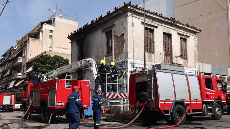 Έσβησε η πυρκαγιά στο εγκαταλελειμμένο κτήριο στην οδό Λιοσίων- Αποκαταστάθηκε η κυκλοφορία