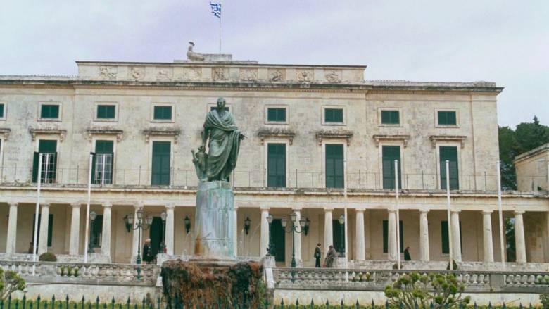 Κέρκυρα: Στο Αυτόφωρο οι πέντε γυναίκες για το pole dancing στα ανάκτορα - Τι είπαν στις Αρχές