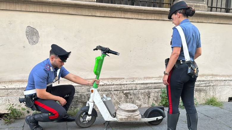 Ιταλία: Συνελήφθη Γερμανός τουρίστας -  Μετέφερε αρχαία ρωμαϊκή βάση σε ...ηλεκτρικό σκούτερ