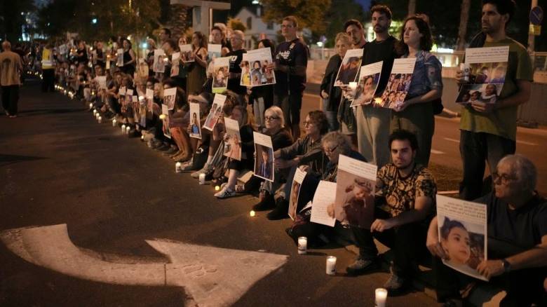 Μία από τις πιο σπαρακτικές στιγμές στη Γάζα: Η γιατρός αποχαιρετά εννέα από τα δέκα παιδιά της