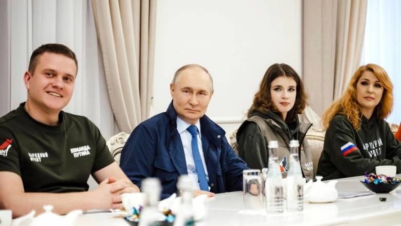 Σε διασταυρούμενα πυρά  βρέθηκε το ελικόπτερο που μετέφερε τον Πούτιν στο Κουρσκ στις 20 Μαΐου