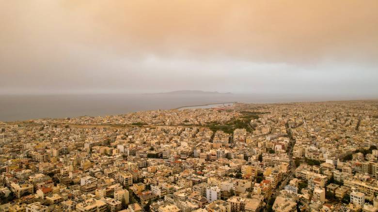 Απόκοσμο σκηνικό στην Κρήτη: Πέπλο κόκκινης σκόνης στο Ηράκλειο - Με μάσκες οι τουρίστες