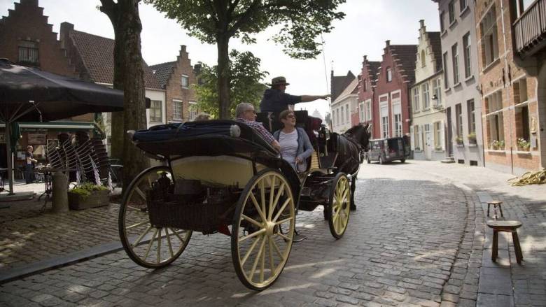 Μπριζ: Έκκληση στους τουρίστες να μην κλέβουν πέτρες από τα παραδοσιακά λιθόστρωτα της πόλης