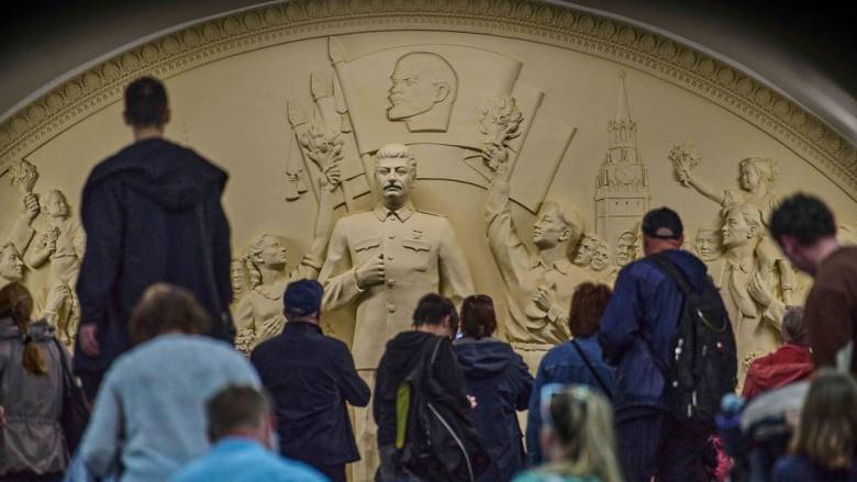 Διχάζει τους Ρώσους το μνημείο με τον Στάλιν στο μετρό της Μόσχας - Γιατί τον «θυμήθηκε» ο Πούτιν