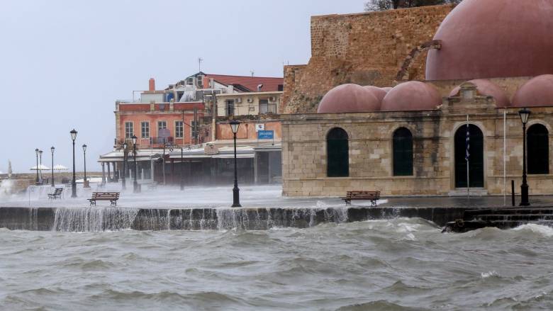 Στο έλεος των… ανέμων η Κρήτη: Ακυρώσεις πτήσεων, έπεσαν στήλοι της ΔΕΗ, χωρίς ρεύμα στο Ηράκλειο