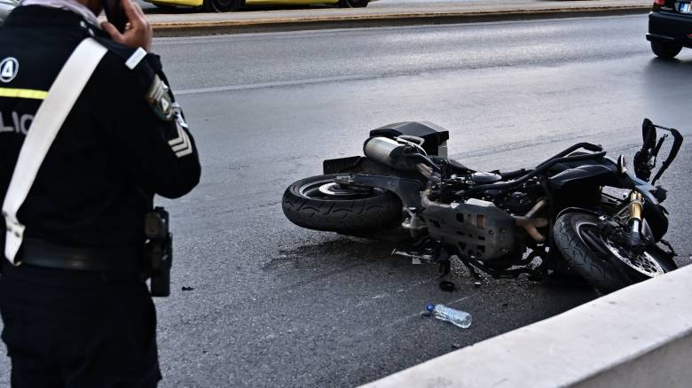 Μηχανή «καρφώθηκε» σε λεωφορείο - Στο ΚΑΤ ο μοτοσικλετιστής