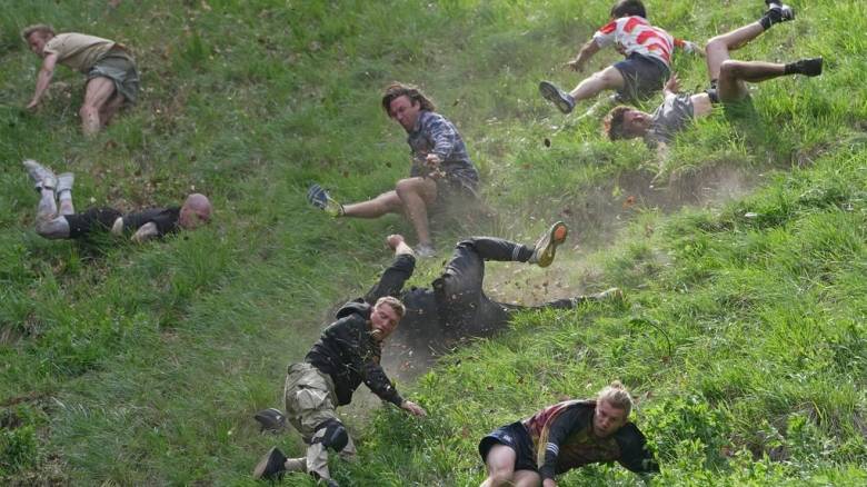 «Ο πιο επικίνδυνος αγώνας στον κόσμο»: Το κυνήγι ενός κεφαλιού τυριού σε έναν απότομο λόφο