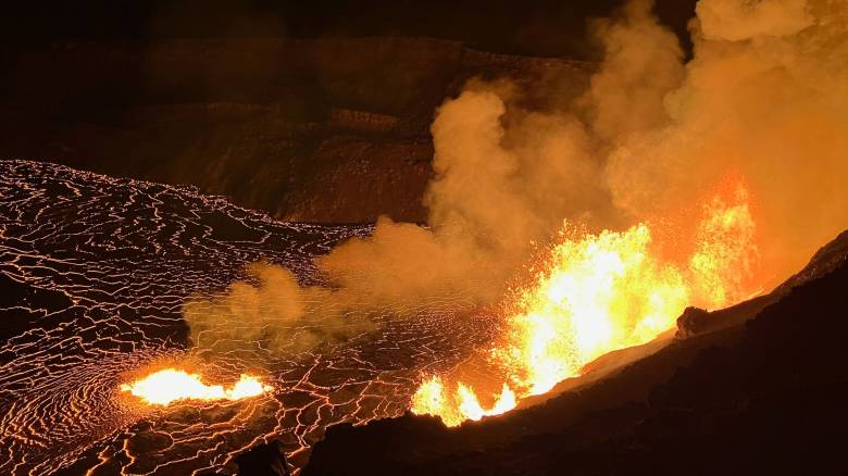 Βρυχάται πάλι το ηφαίστειο Κιλαουέα στη Χαβάη - Εκτοξεύει λάβα σε ύψος 300 μέτρων