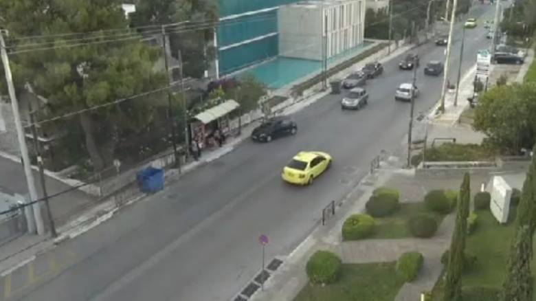 Βίντεο ντοκουμέντο: Η στιγμή που το αυτοκίνητο πέφτει στη στάση στο Χαλάνδρι