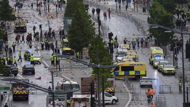 Χάος στην παρέλαση της Λίβερπουλ για το πρωτάθλημα - Αυτοκίνητο έπεσε πάνω σε πεζούς