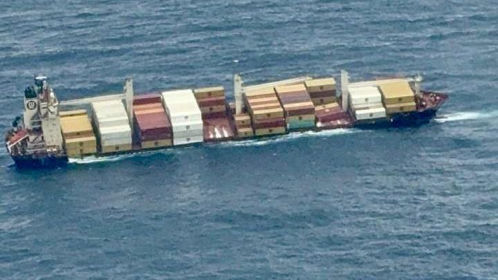 Ανατροπή φορτηγού πλοίου στην Ινδία - «Μάχη» για τον περιορισμό πετρελαιοκηλίδας