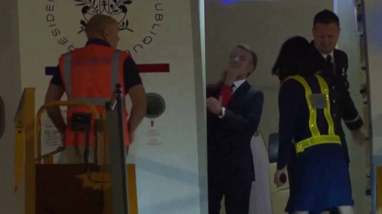 Viral το «χαστούκι» της Μπριζίτ Μακρόν στον Γάλλο πρόεδρο κατά την άφιξή τους στο Βιετνάμ