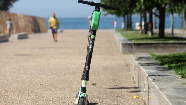 Θεσσαλονίκη: Βίντεο ντοκουμέντο καταγράφει παράσυρση 11χρονης από 13χρονο που οδηγεί πατίνι